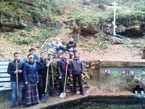 Студенты Донской духовной семинарии расчистили русло ручья на территории Ботанического сада ЮФУ