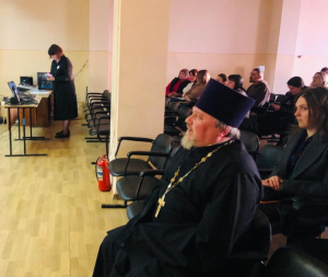 Настоятель прихода Святой Троицы села Самарское принял участие  в  школьном родительском собрании