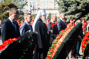 Глава Донской митрополии митрополит Ростовский и Новочеркасский Меркурий принял участие в церемонии возложения венков к мемориальному комплексу «Павшим воинам»
