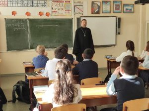Настоятель Кирилло-Мефодиевского храма посетил открытый урок в Рассветовской общеобразовательной школе