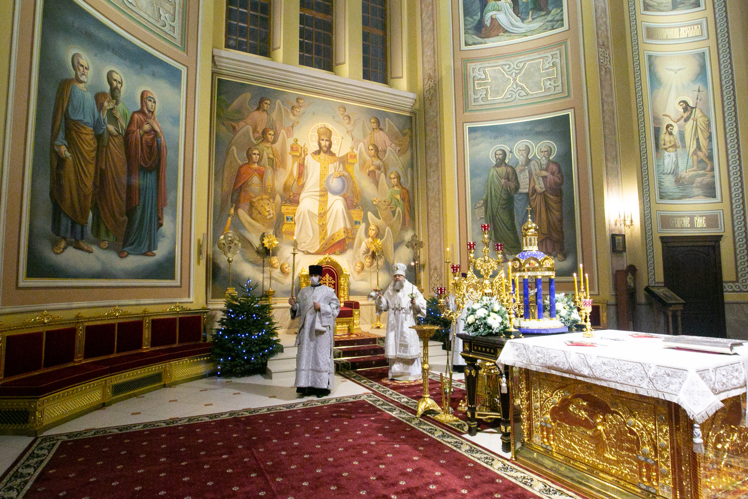 Глава Донской митрополии совершил всенощное бдение в Ростовском кафедральном соборе Рождества Пресвятой Богородицы