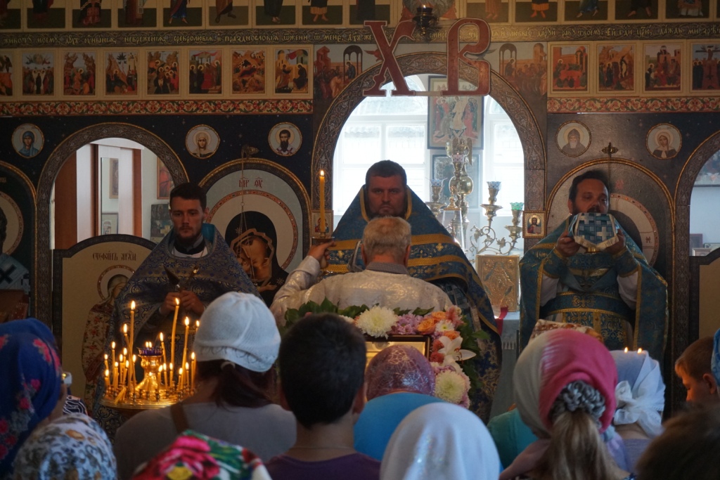 Престольный праздник отметили в Успенском храме с. Латоново Матвеево-Курганского района