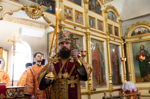 В понедельник Светлой седмицы  епископ Таганрогский Артемий совершил Божественную литургию в храме великомученика Георгия Победоносца города Таганрога 
