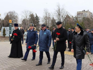 Настоятель Троицкого прихода г. Батайска возложил цветы к памятнику «Клятва поколений»