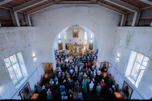 Впервые за 64 года под куполом Иоанно-Богословского храма ст. Грушевской была совершена Литургия архиерейским чином