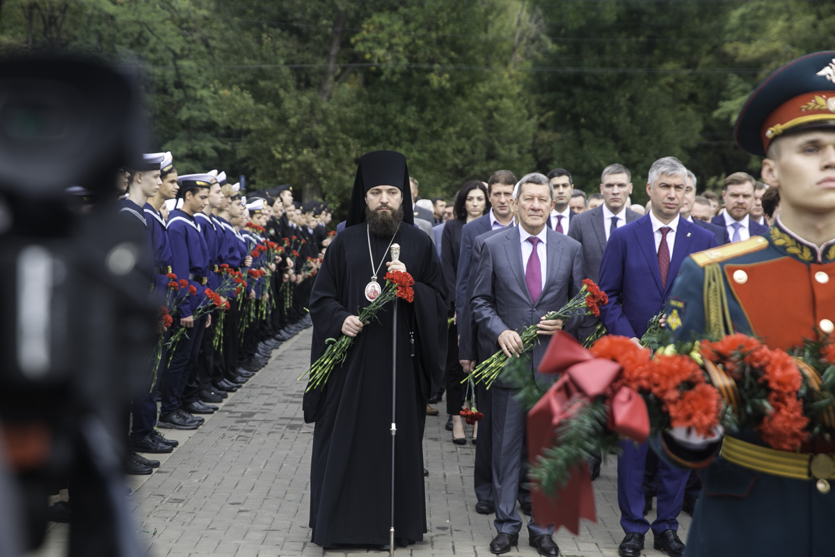 Епископ Таганрогский Артемий принял участие в торжественном возложении цветов, посвященном празднованию 273-й годовщины со дня основания донской столицы