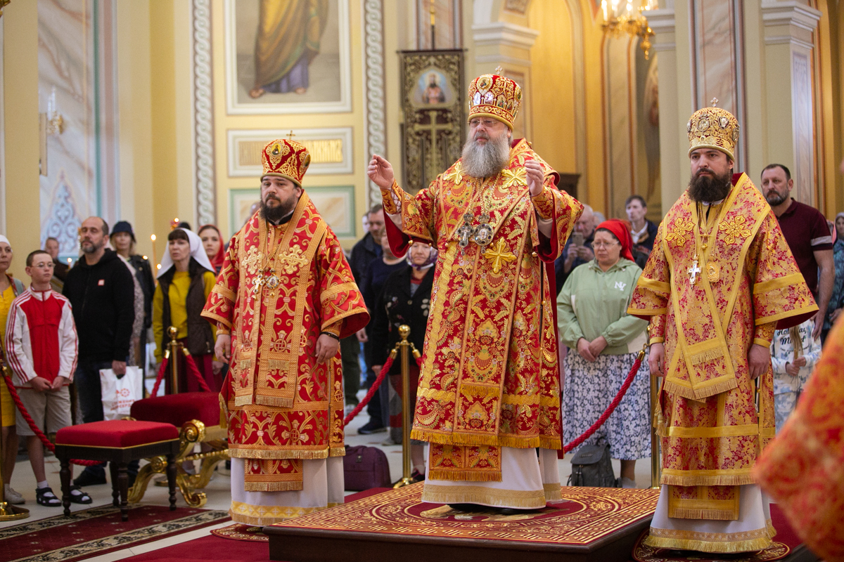 В Неделю 2-ю по Пасхе Глава Донской митрополии совершил Божественную литургию в Ростовском кафедральном соборе