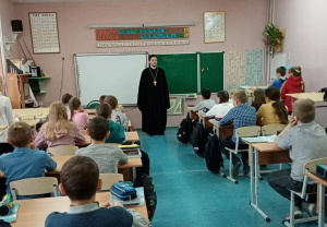 Настоятель провел встречу с учениками средней общеобразовательной Анастасиевской школы на уроке ОПК
