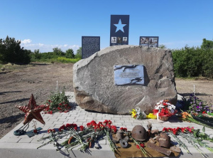 Благочинный Азовского районного округа принял участие в открытии памятного знака в честь подвига 661-й береговой артиллерийской батареи