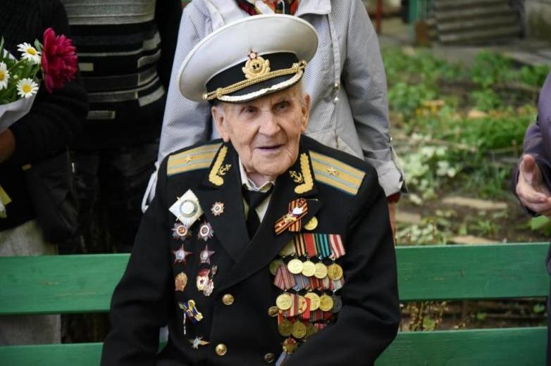 Благочинный приходов Новочеркасского округа поздравил ветерана Великой Отечественной войны с 99-летием