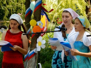 На подворье Свято-Иверского монастыря состоялся праздничный концерт, посвященный Дню семьи, любви и верности