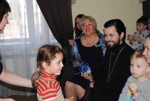 В Крещенский сочельник дети, в том числе особенные ребята и маленькие беженцы получили подарки от епархии