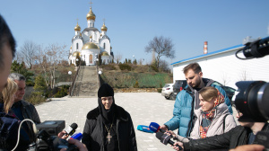 Журналисты международных, федеральных и региональных СМИ посетили беженцев на территории Свято-Иверского женского монастыря