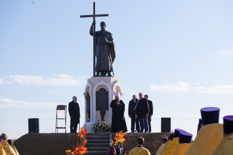 В Батайске открыт и освящен памятник святому равноапостольному князю Владимиру