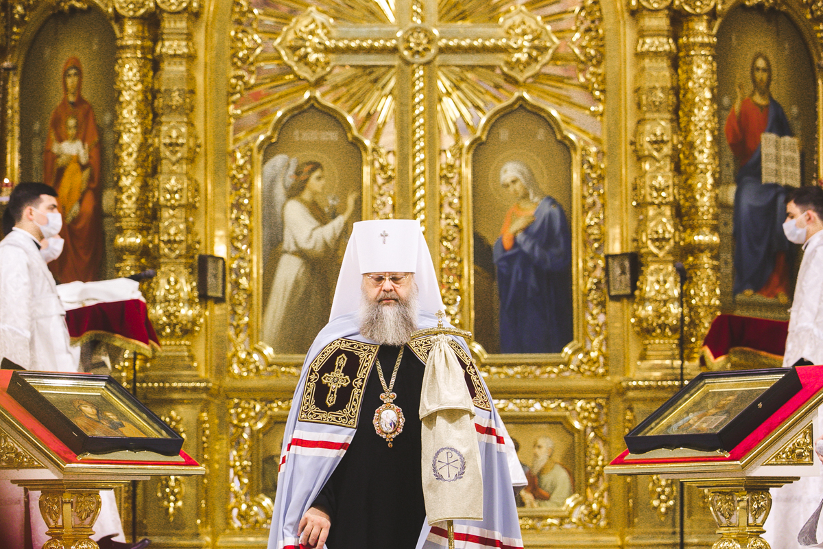 В Неделю 29-ю по Пятидесятнице митрополит Меркурий совершил Божественную литургию в Ростовском кафедральном соборе