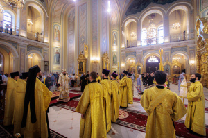 В канун  Недели 4-й по Пятидесятнице епископ Артемий совершил всенощное бдение в Ростовском кафедральном соборе