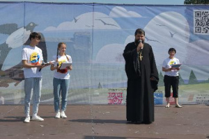 Настоятель храма свт. Луки Крымского г. Азова принял участие в областном фестивале детского пленэрного рисунка «Ласточкино гнездышко»