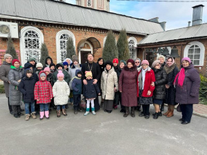 Храм с. Кулешовка посетили участники клуба пожилого человека "Сударушка" и воспитанники приюта для несовершеннолетних Азовского района 