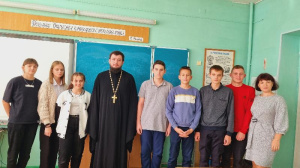 Настоятель Свято-Покровского храма с. Анастасиевка посетил учеников школы имени В. А. Гретченко