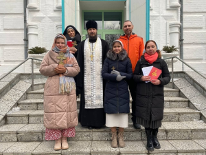 Участники Миссионерской группы Одигитриевского храма г. Аксая провели просветительскую акцию в день праздника Крещения Господня