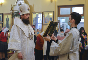 В Рождественский сочельник епископ Таганрогский Артемий совершил Божественную литургию в Сергиевском храме г. Таганрога