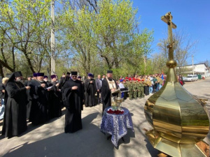 На Старом кладбище Новочеркасска освящены купол и кресты восстанавливающейся часовни во имя Августовской иконы Божией Матери