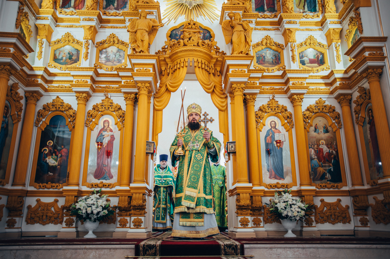 В день Святого Духа епископ Таганрогский Артемий совершил Божественную литургию в храме Святой Троицы города Батайска