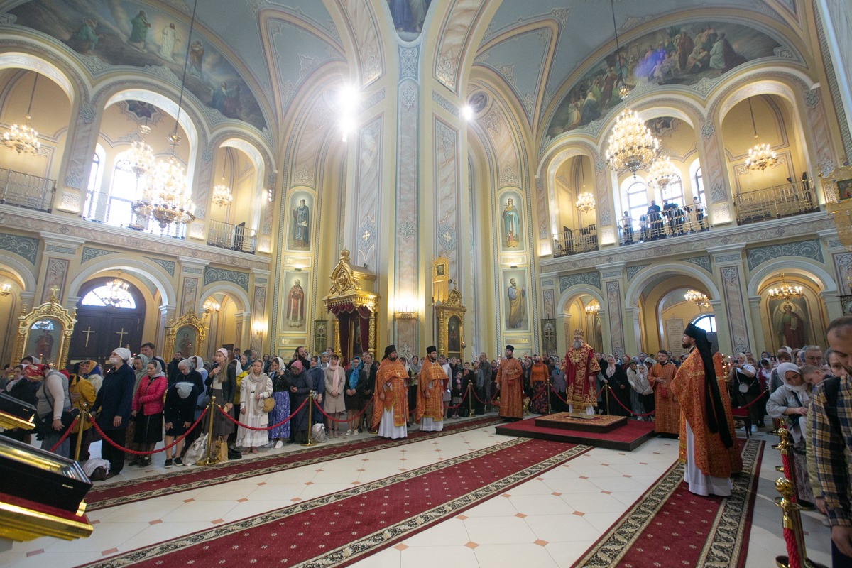 В неделю 3-ю по Пасхе, святых жен-мироносиц, митрополит Меркурий совершил Божественную литургию в Ростовском кафедральном соборе