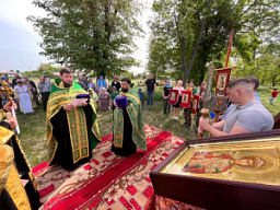 Благочинный Матвеево-Курганского района совершил чин освящения иконы в с. Ряженое 