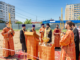 Епископ Таганрогский Артемий совершил молебен перед началом строительства колокольни Троицкого храма города Таганрога