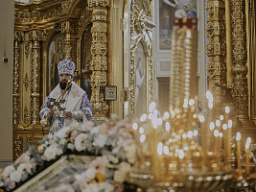 В престольный праздник Ростовского кафедрального собора викарий Ростовской епархии совершил Божественную литургию